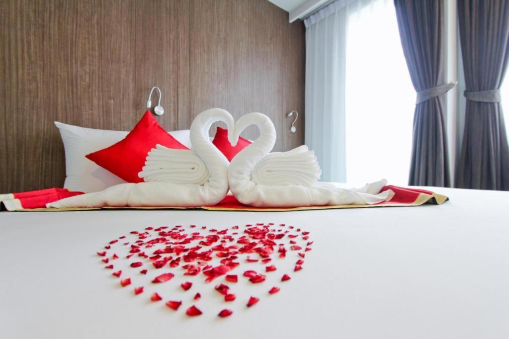 Elegancy Sansabai Hotel Patong Luaran gambar