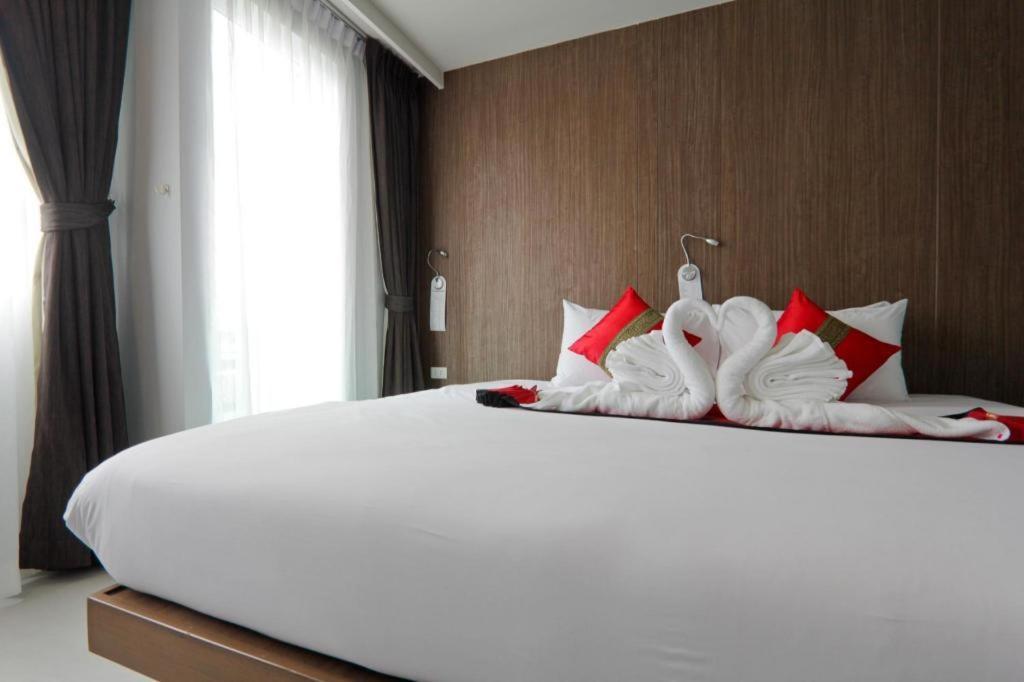 Elegancy Sansabai Hotel Patong Luaran gambar