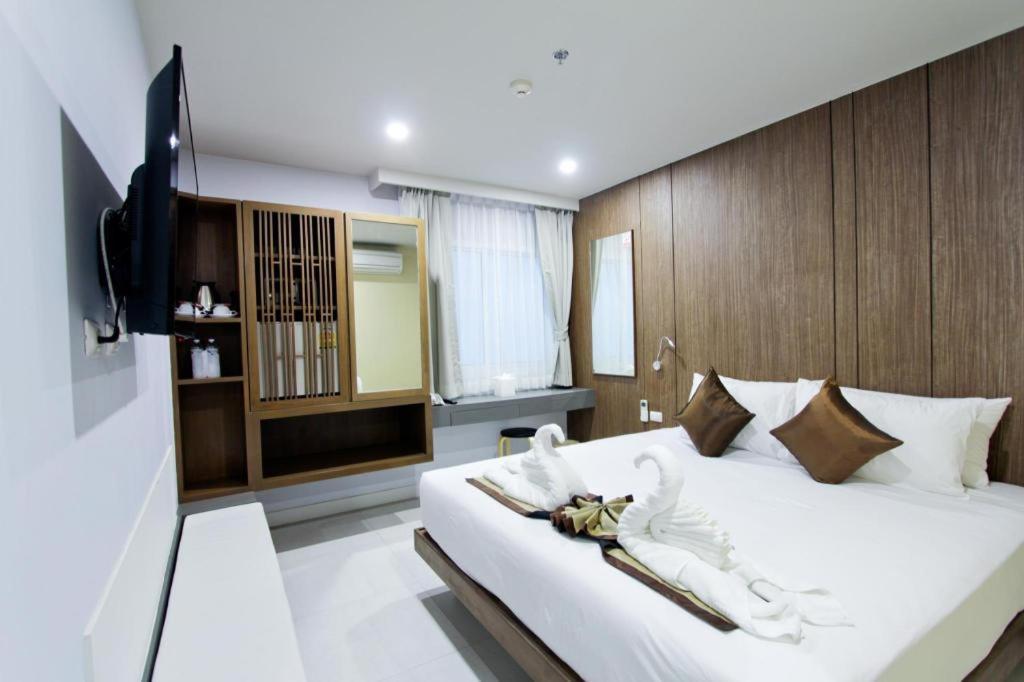 Elegancy Sansabai Hotel Patong Luaran gambar