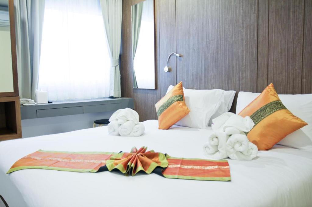 Elegancy Sansabai Hotel Patong Luaran gambar