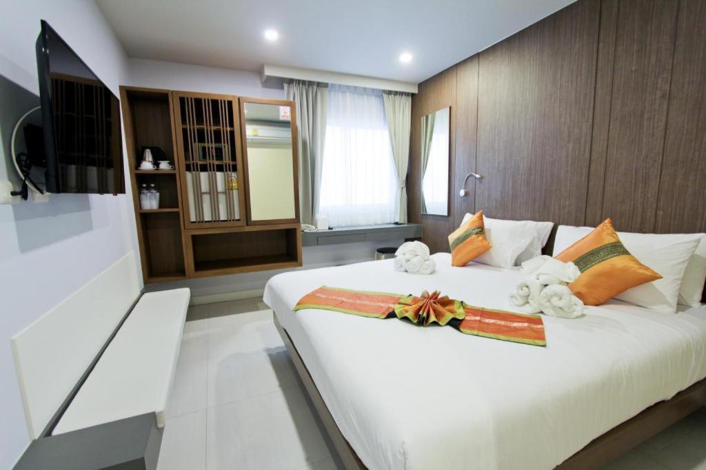 Elegancy Sansabai Hotel Patong Luaran gambar