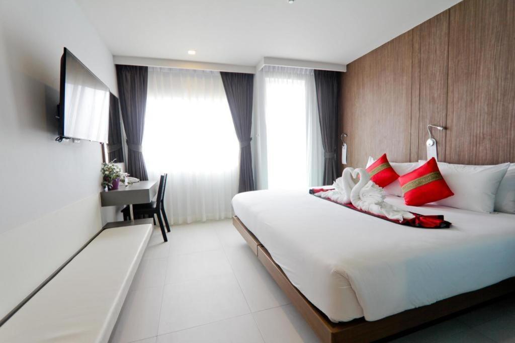 Elegancy Sansabai Hotel Patong Luaran gambar