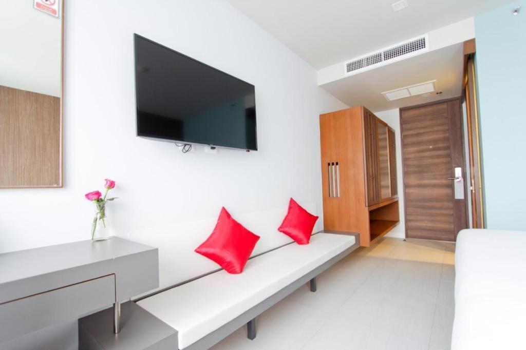 Elegancy Sansabai Hotel Patong Luaran gambar