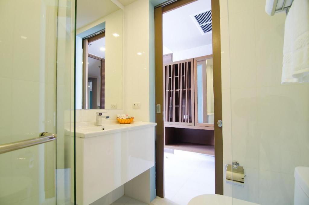 Elegancy Sansabai Hotel Patong Luaran gambar